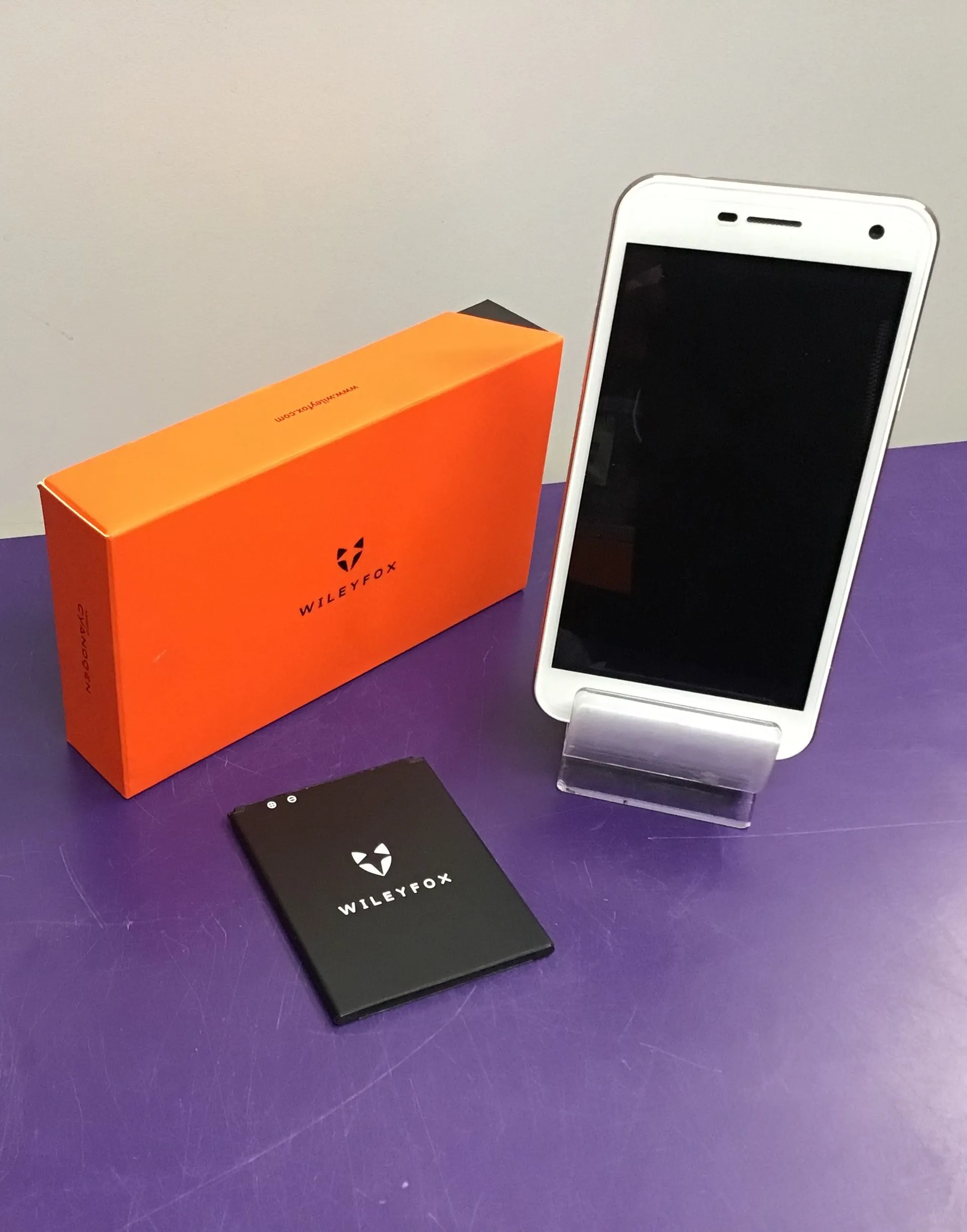 **BOXED & UNUSED** WileyFOX Spark  - 16GB - White & Gold - UNLOCKED