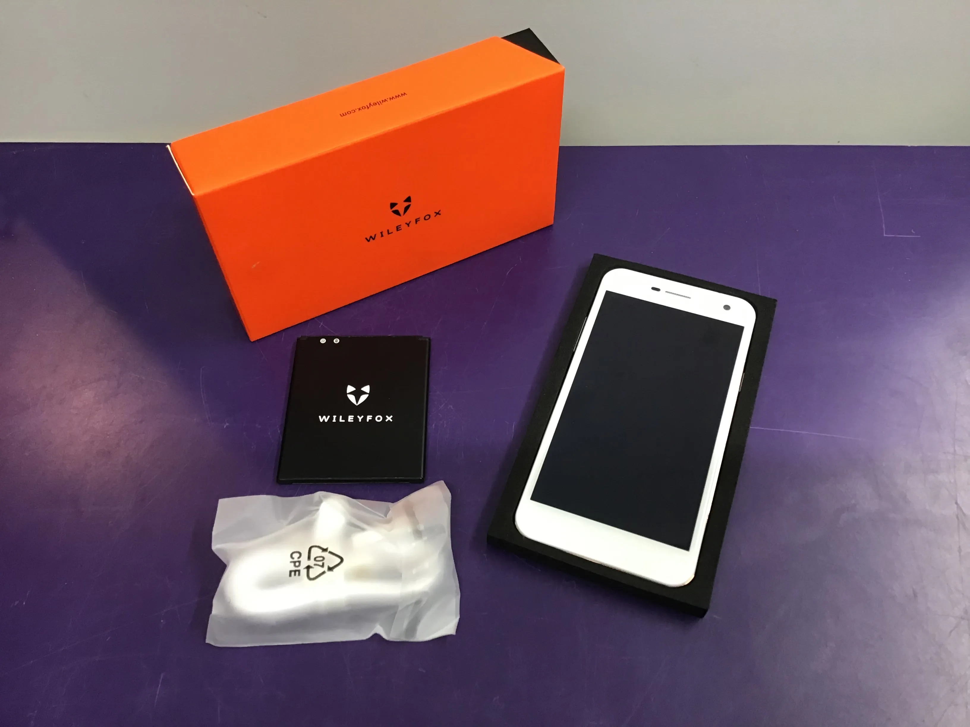 **BOXED & UNUSED** WileyFOX Spark  - 16GB - White & Gold - UNLOCKED